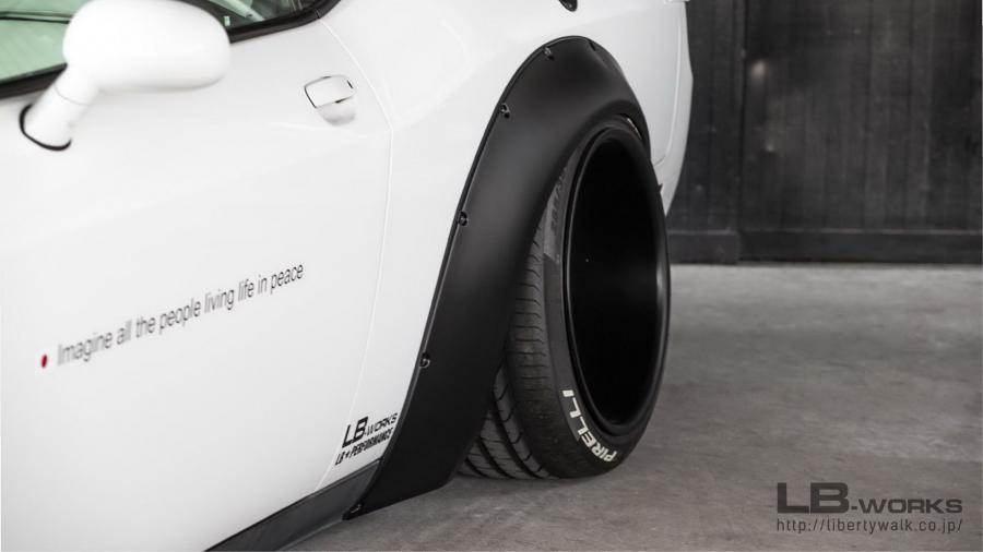 Детали экстерьера Dodge Challenger by Liberty Walk 2019 года  (фото 2 из 11)
